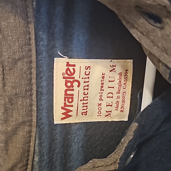 Wrangler authentics button down shirt size Medium 100% polyester - Picture 2 of 4